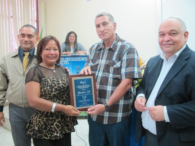 Yanitza Gil (25 años de servicio)
